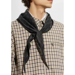 Asymmetrisk skjerf med monogram