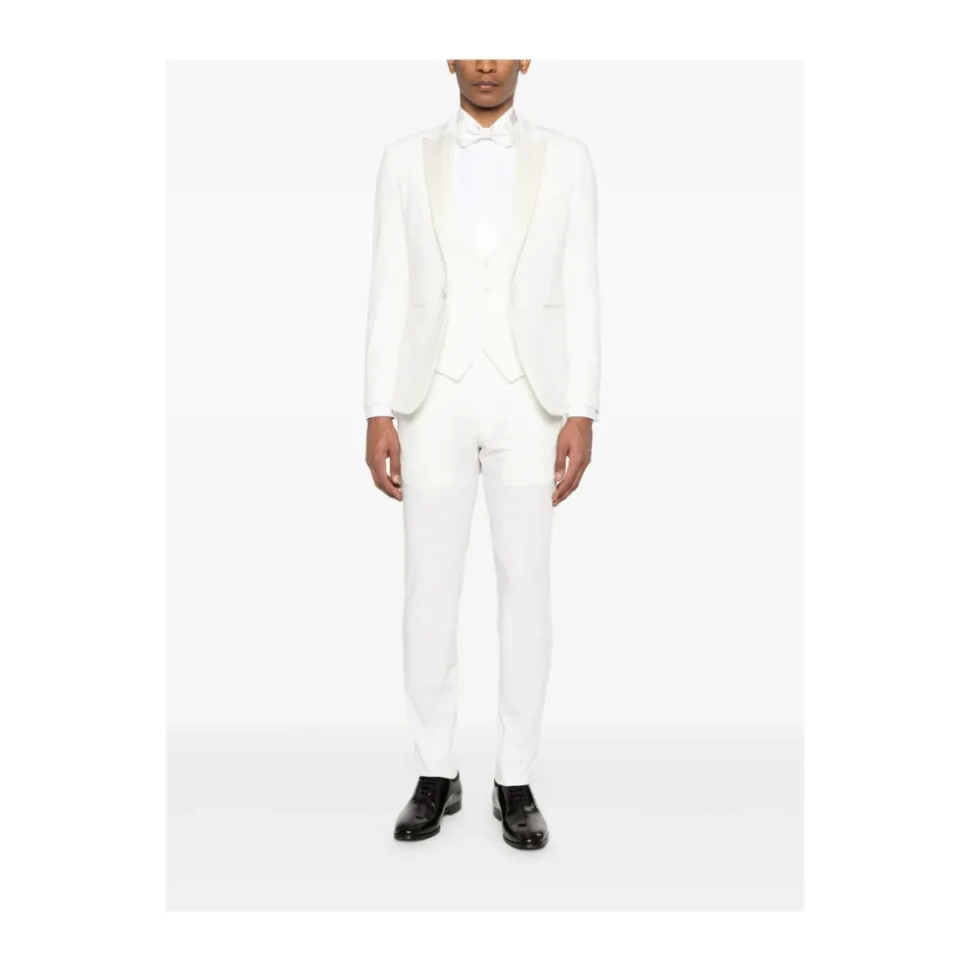Dress med hakkede slag og enkel knepping