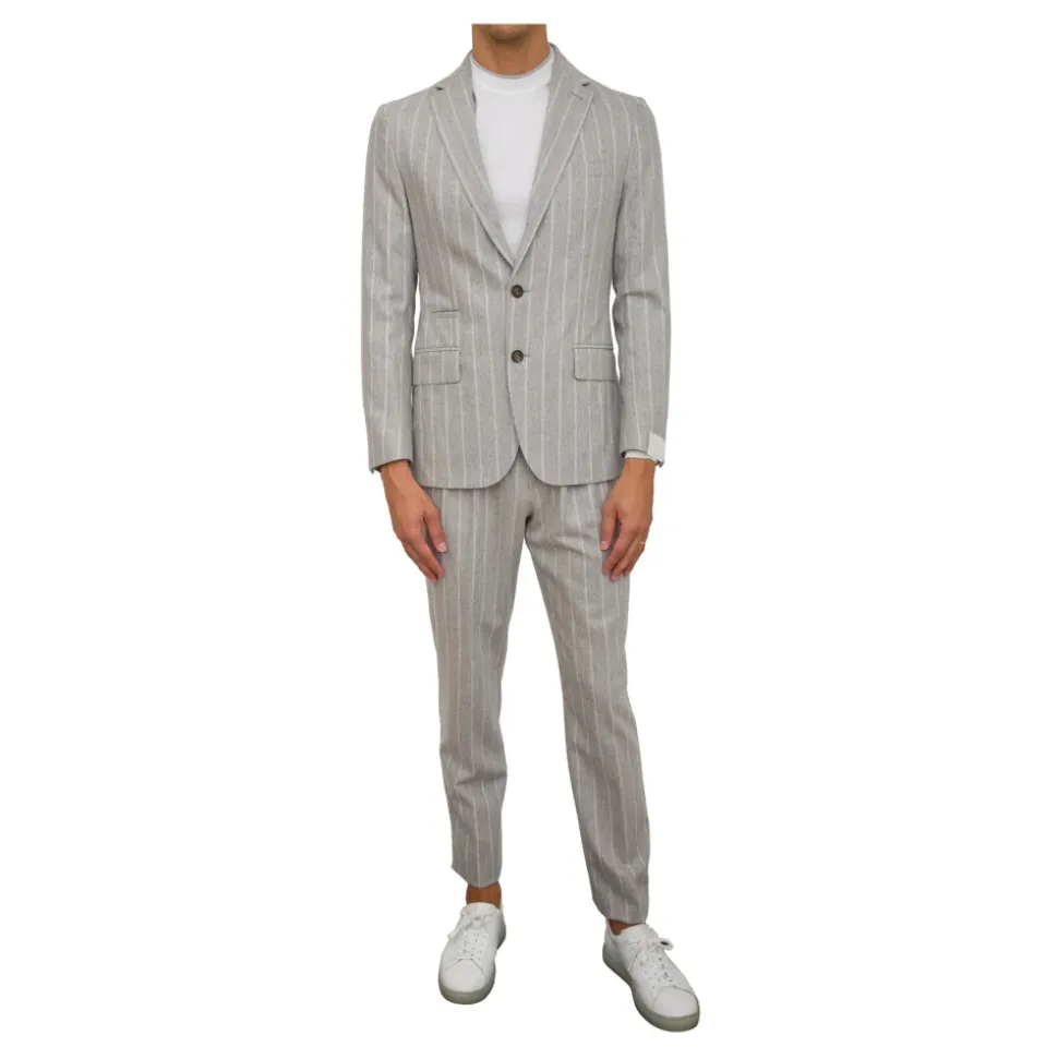 Grå dressbukse, enkelspent stil