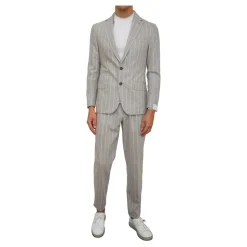 Grå dressbukse, enkelspent stil