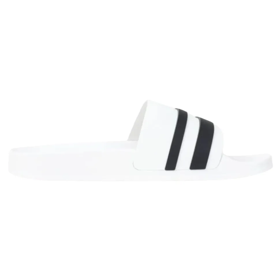 Hvite sporty herre sliders med logokjede