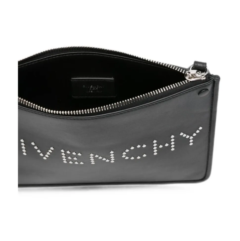 Pochette med logo og dekorative nagler