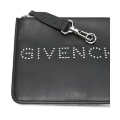 Pochette med logo og dekorative nagler