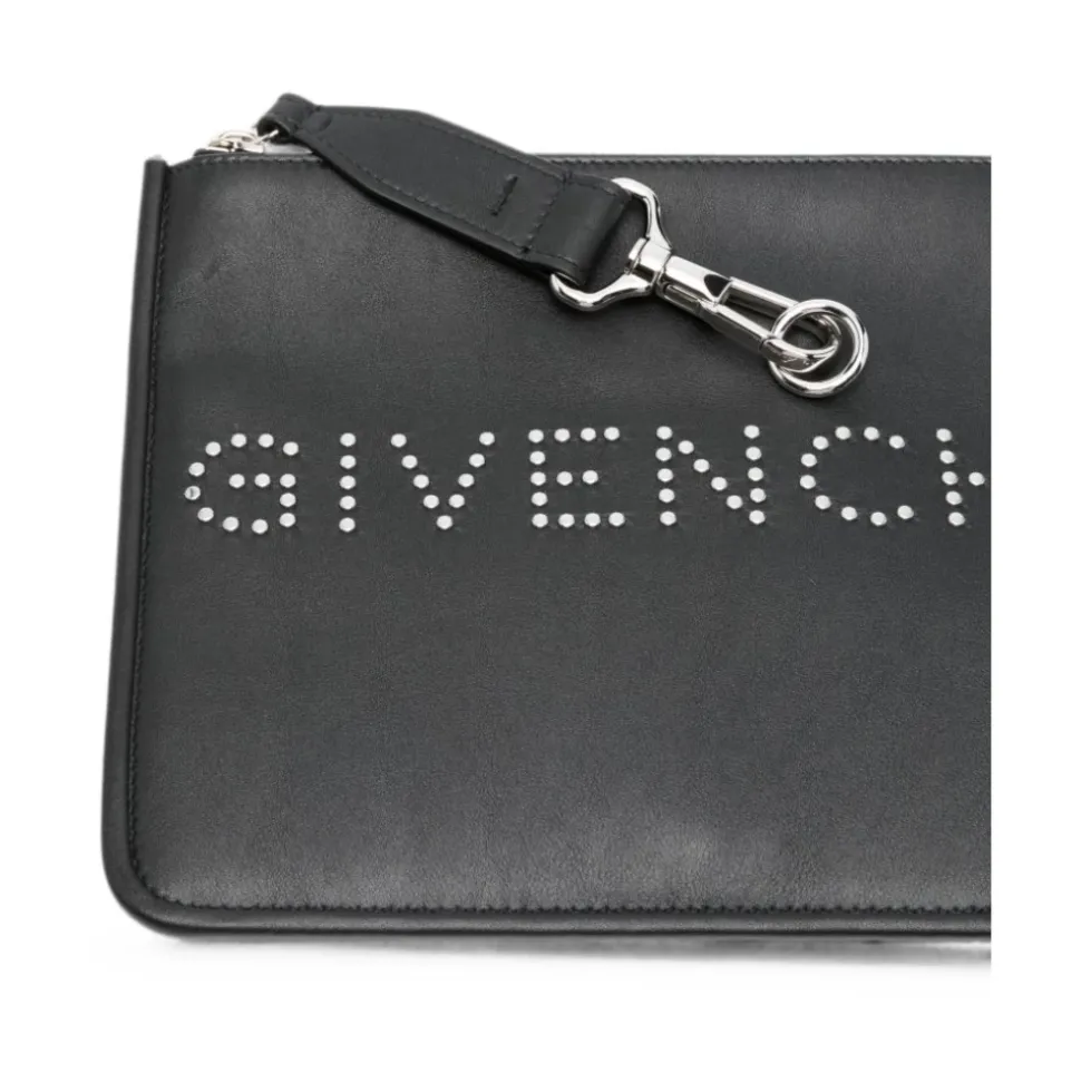 Pochette med logo og dekorative nagler