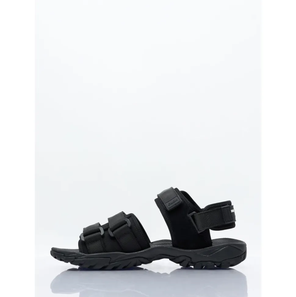 Sandaler med stropper og logoapplikasjon