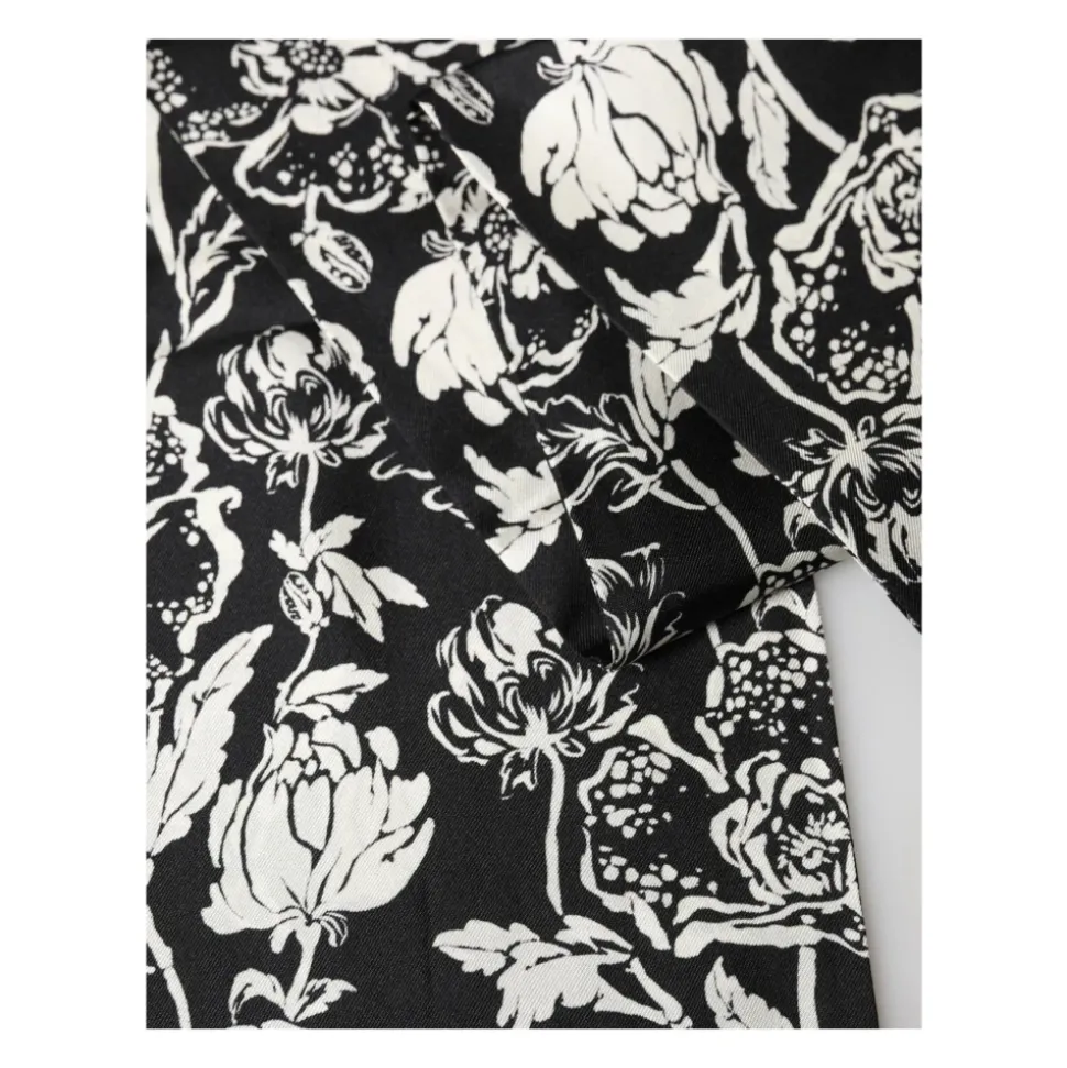 Silkesjal med blomsterprint og frynser