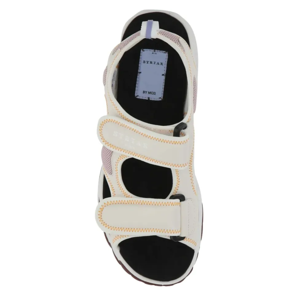 Stilige flate sandaler med flerfarget stoff